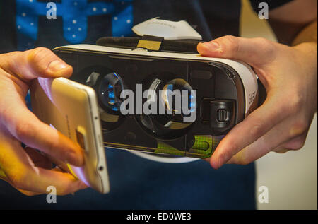 Le 16 décembre 2014 - 16 décembre 2014, San Diego, Californie, USA. -------- | ces lunettes de réalité virtuelle faite par Samsung et Oculus et sont appelés Gear VR (modélisés par Ian Hamilton) dans le studio UT le mardi à San Diego, Californie. | ----------- OBLIGATOIRE Crédit : photo par EDUARDO CONTRERAS, U-T SAN DIEGO/Copyright 2014 San Diego Union-Tribune LLC (crédit Image : © Eduardo Contreras/U-T San Diego/Zuma sur le fil) Banque D'Images