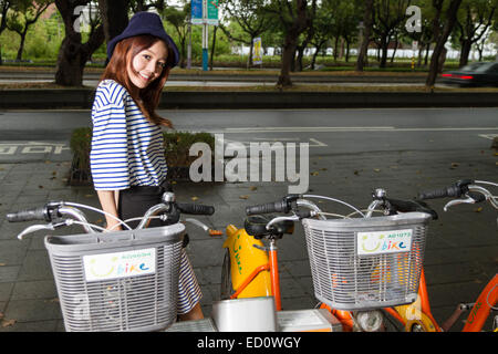 La ville de Taipei, TAIPEI, TAIWAN. 19 novembre, 2014. Woman posing par U-bike location vacances ; U-bike est une initiative de la ville de Taipei Banque D'Images