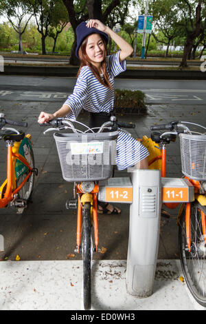 La ville de Taipei, TAIPEI, TAIWAN. 19 novembre, 2014. Woman posing par U-bike location vacances ; U-bike est une initiative de la ville de Taipei Banque D'Images