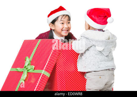 Soeur et frère unwrapping Christmas Gift Banque D'Images