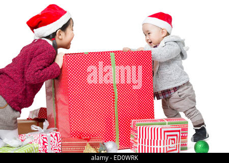 Soeur et frère unwrapping Christmas Gift Banque D'Images