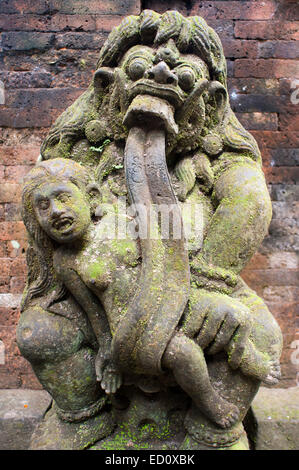 Sculture en Sainte hindoue Monkey Forest. Ubud. Bali. Le rire. La forêt des singes d'Ubud est une réserve naturelle et complexe des temples dans Ubu Banque D'Images