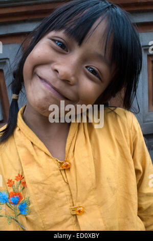 Girl portrait dans Ubud. Bali. L'Indonésie. Ubud est une ville sur l'île indonésienne de Bali à Ubud, quartier situé entre le riz p Banque D'Images