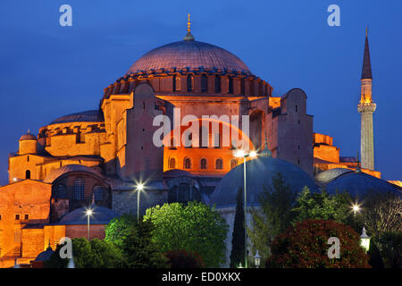 Sainte-sophie dans l'heure bleue, Istanbul, Turquie Banque D'Images