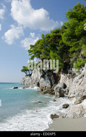 Kastani beach, sur la côte ouest au milieu de Skopelos, l''île grecque. Octobre. Banque D'Images