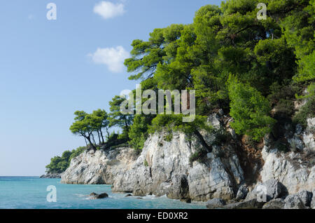 Kastani beach, sur la côte ouest au milieu de Skopelos, l''île grecque. Octobre. Banque D'Images