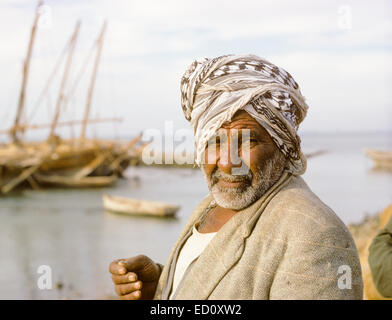 Koweït mars 1968. Homme koweïtien, les dhows en arrière-plan, la SIEF Waterfront, le port de coiffure masculine type, un ghutra, keffieh ou. Banque D'Images