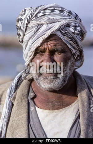 Koweït mars 1968. Koweïtiens d'âge moyen l'homme au bord de la SIEF, portant une coiffe typiquement masculins, un keffieh ghutra, ou. Banque D'Images