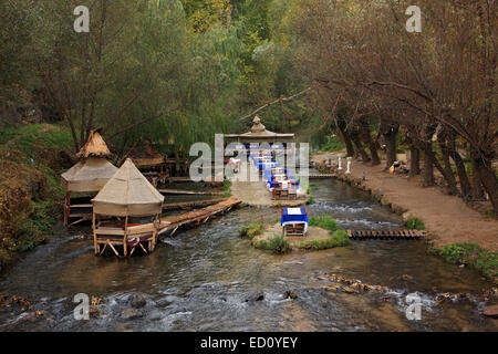 Beau restaurant - café dans une rivière, à proximité de Belisirma village, la vallée d'Ihlara, Aksaray, Cappadoce, Turquie Banque D'Images