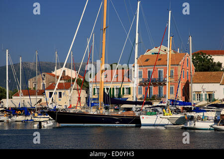 L'île de Céphalonie, Grèce. Vue partielle de Fiskardo village parmi les plus beaux de l'île, favori des skippers. Banque D'Images