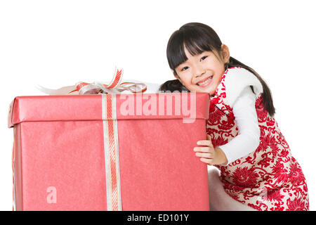 Happy girl with gift célébrant le Nouvel An chinois Banque D'Images