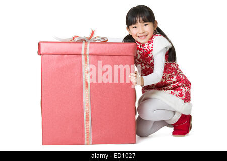 Happy girl with gift célébrant le Nouvel An chinois Banque D'Images