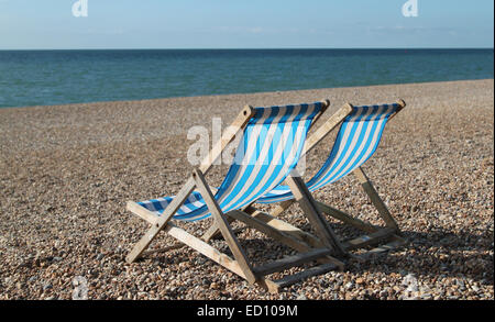 Vide transats sur la plage de Brighton, Angleterre, RU Banque D'Images