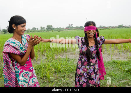 Les filles indiennes farm joue à cache-cache Banque D'Images