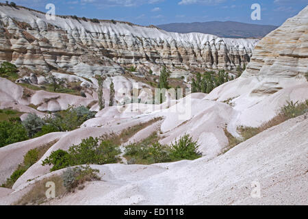 Blanc érodé et rocher de grès rose formations à la Cappadoce en Anatolie centrale, Turquie Banque D'Images