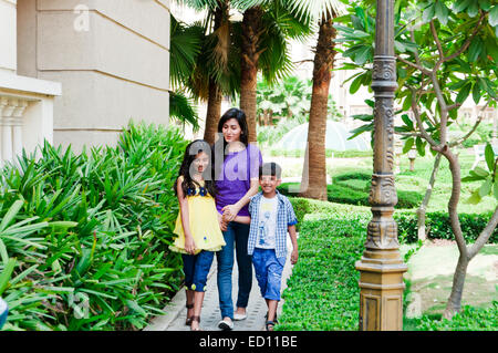 Mère indienne avec les enfants allée du parc Banque D'Images