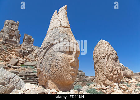 Terrasse Est : les chefs d'Antiochus Theos JE Artagnes Heracles et Ares au Mont Nemrut Dagi, tombe royale à Adıyaman, Turquie Banque D'Images