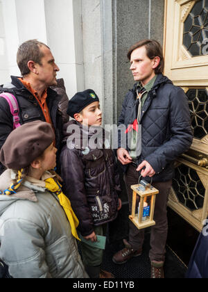 Kiev, Ukraine. Dec 23, 2014. Des représentants de l'organisation scoute Plast a donné les députés de la Verkhovna Rada Bethléem fire de la paix. Crédit : Igor Golovnov/Alamy Live News Banque D'Images