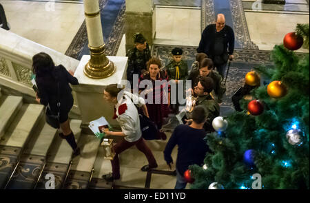 Kiev, Ukraine. Dec 23, 2014. Des représentants de l'organisation scoute Plast a donné les députés de la Verkhovna Rada Bethléem fire de la paix. Crédit : Igor Golovnov/Alamy Live News Banque D'Images