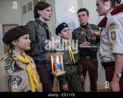 Kiev, Ukraine. Dec 23, 2014. Des représentants de l'organisation scoute Plast a donné les députés de la Verkhovna Rada Bethléem fire de la paix. Crédit : Igor Golovnov/Alamy Live News Banque D'Images