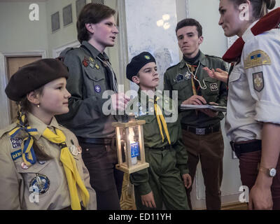 Des représentants de l'organisation scoute Plast a donné les députés de la Verkhovna Rada Bethléem fire de la paix. Dec 23, 2014. © Igor Golovniov/ZUMA/Alamy Fil Live News Banque D'Images