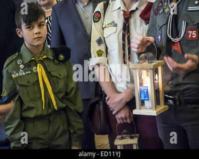 Des représentants de l'organisation scoute Plast a donné les députés de la Verkhovna Rada Bethléem fire de la paix. Dec 23, 2014. © Igor Golovniov/ZUMA/Alamy Fil Live News Banque D'Images