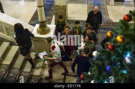 Des représentants de l'organisation scoute Plast a donné les députés de la Verkhovna Rada Bethléem fire de la paix. Dec 23, 2014. © Igor Golovniov/ZUMA/Alamy Fil Live News Banque D'Images