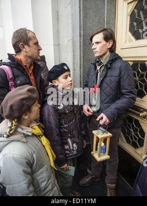 Des représentants de l'organisation scoute Plast a donné les députés de la Verkhovna Rada Bethléem fire de la paix. Dec 23, 2014. © Igor Golovniov/ZUMA/Alamy Fil Live News Banque D'Images