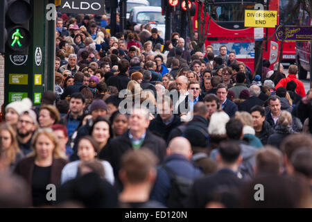 Londres, Royaume-Uni. Dec 23, 2014. Surnommé par les détaillants comme l 'heure d'Or" des milliers de consommateurs utilisent leur heure de dîner pour faire quelques achats de Noël de dernière minute dans le West End de Londres. Sur la photo : La foule dense sur Oxford Street faire leurs achats de Noël de dernière minute. Crédit : Paul Davey/Alamy Live News Banque D'Images