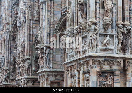 Image abstraite de détails complexes sur le mur extérieur avant de la Duomo, Milan Banque D'Images