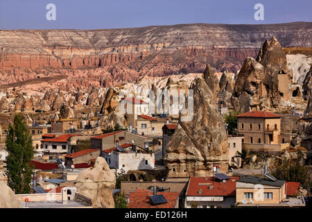 Goreme village pittoresque entouré par le paysage spectaculaire de La Cappadoce à la périphérie de vallée des pigeons, Nevsehir, Turquie Banque D'Images