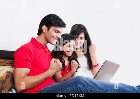 Les parents avec enfants home laptop chatting Banque D'Images