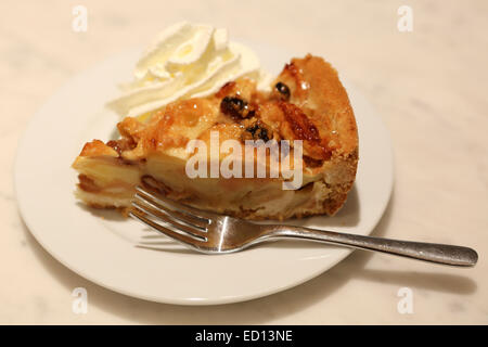 Tarte Aux Pommes Hollandaise Appeltaart Servi Avec De La Creme Fouettee A La Haye Den Haag Aux Pays Bas Photo Stock Alamy