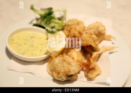 Kibbeling frits (COD) servi avec sauce ravigote à base de moutarde à La Haye (Den Haag), aux Pays-Bas. Banque D'Images