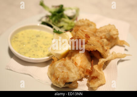 Kibbeling frits (COD) servi avec sauce ravigote à base de moutarde à La Haye (Den Haag), aux Pays-Bas. Banque D'Images