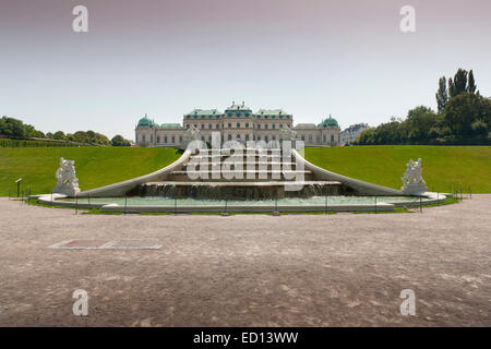 Fontaine à épaulement et façade de la palais du Belvédère à Vienne Banque D'Images