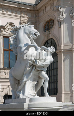 Statue équestre à l'extérieur de la partie supérieure du Palais du Belvédère à Vienne Banque D'Images