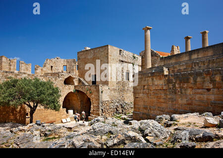 Vue partielle de l'Acropole de Lindos, Rhodes, Dodécanèse, Grèce. Banque D'Images