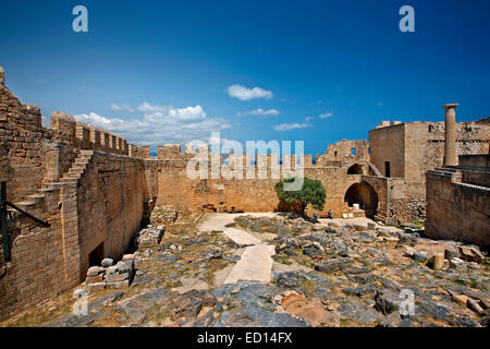 Vue partielle de l'Acropole de Lindos, Rhodes, Dodécanèse, Grèce. Banque D'Images