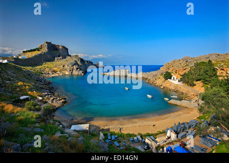 Voir d'Agios Pavlos ('Saint Paul') beach (hors saison), avec l'Acropole de Lindos dans le BG, l'île de Rhodes, Grèce. Banque D'Images