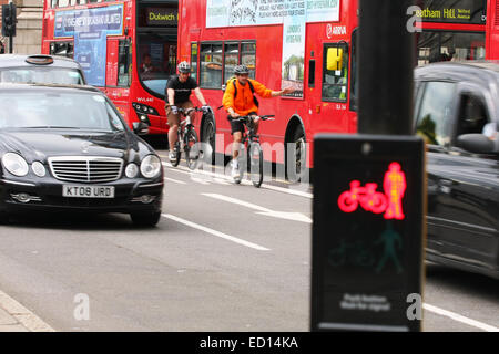 Les véhicules circulant le long d'une route de Londres. Dans l'avant-plan, un feu de circulation montrant un ne traversez pas signer. Banque D'Images