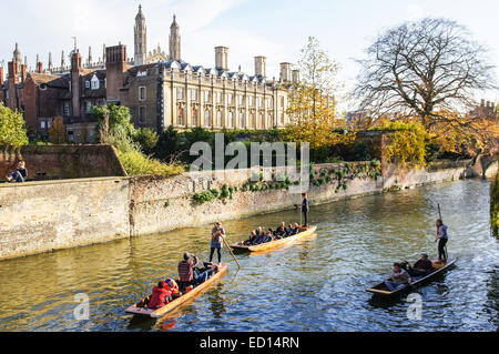 Des gens qui puntent sur la rivière Cam à Cambridge avec Clare College bâtiment en arrière-plan, Cambridgeshire Angleterre Royaume-Uni Banque D'Images