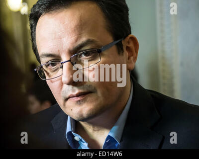 Kiev, Ukraine. Dec 23, 2014. Député, leader du parti "aide" Oleg Berezyuk--aujourd'hui, le mardi 23 décembre 2014, Kiev, Ukraine, sur l'initiative du chef du Bloc Poroshenko Iury Loutsenko Verkhovna Rada a décidé que le vote final sur le budget de l'Etat pour 2015 aura lieu le mardi 30 décembre Crédit : Igor Golovnov/Alamy Live News Banque D'Images