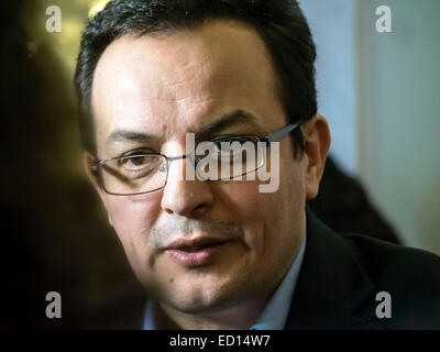 Kiev, Ukraine. Dec 23, 2014. Député, leader du parti "aide" Oleg Berezyuk--aujourd'hui, le mardi 23 décembre 2014, Kiev, Ukraine, sur l'initiative du chef du Bloc Poroshenko Iury Loutsenko Verkhovna Rada a décidé que le vote final sur le budget de l'Etat pour 2015 aura lieu le mardi 30 décembre Crédit : Igor Golovnov/Alamy Live News Banque D'Images