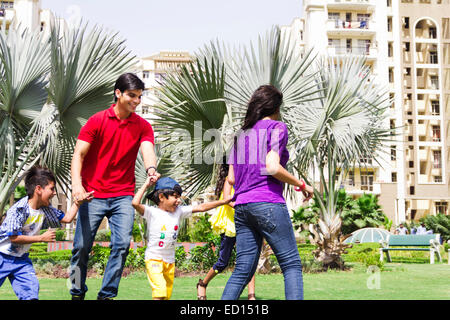 Les parents avec enfants amusement park Banque D'Images