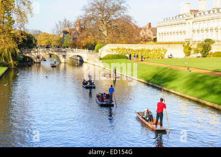 Punting en automne sur la rivière Cam avec Clare College sur la droite, Cambridge Cambridgeshire Angleterre Royaume-Uni Banque D'Images