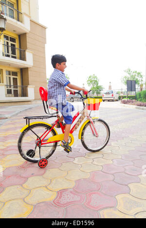 Cycle de l'enfant indien Équitation Banque D'Images