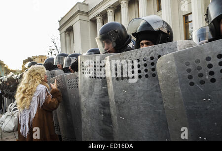 Kiev, Ukraine. Dec 23, 2014. Une femme parle avec la Garde nationale alors que des milliers de personnes ont protesté devant le bâtiment du parlement contre les mesures d'austérité du gouvernement. Les manifestants demandent au premier ministre de cesser de couper les prestations sociales. © Igor Golovniov/ZUMA/Alamy Fil Live News Banque D'Images