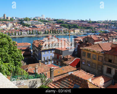 Vue aérienne sur le fleuve Douro et le vieux centre de Porto, au Portugal. Banque D'Images