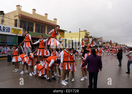 Les jeunes filles effectuer au cours d'une routine de cheerleading défilé pour célébrer le Jour de l'indépendance mexicaine. Banque D'Images